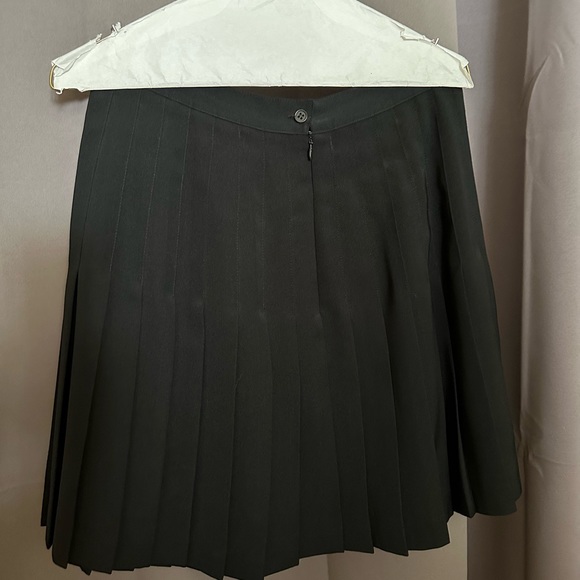 Pleated short skirt - Picture 2 of 2
